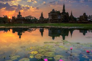 Sukhothai-Historical-Park-Thailand-001.jpg
