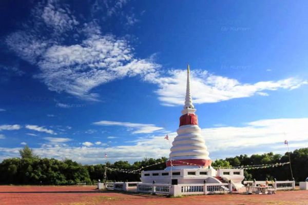 Phra Chedi Klang Nam