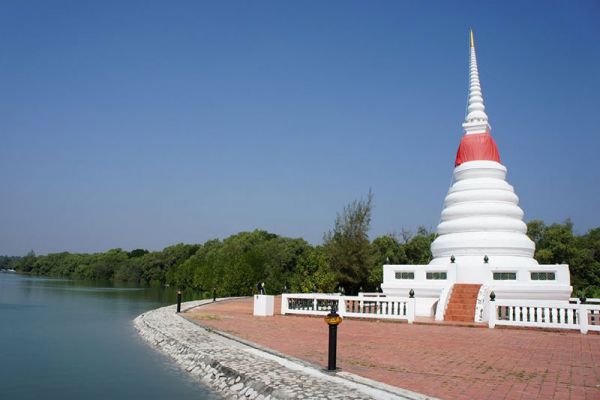Phra Chedi Klang Nam