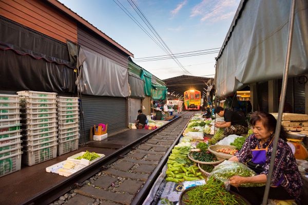 Mae Klong Railway Market (Talad Rom Hoop)