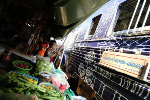 Mae Klong Railway Market (Talad Rom Hoop)
