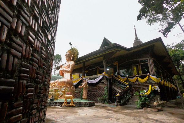 Wat Pa Maha Chedi Kaew (Lan Khuad Temple)