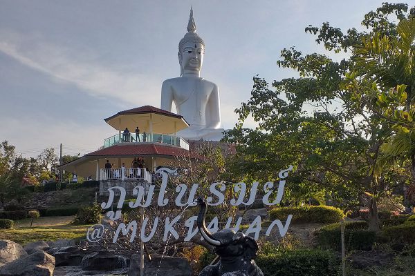 Wat Roi Phra Phutthabat Phu Manorom