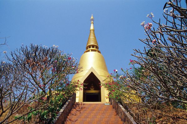 Wat Tham Saeng Phet