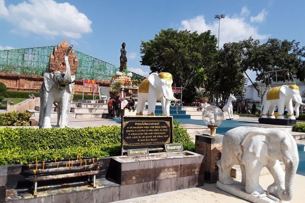 Phra Nang Chamathewi Monument