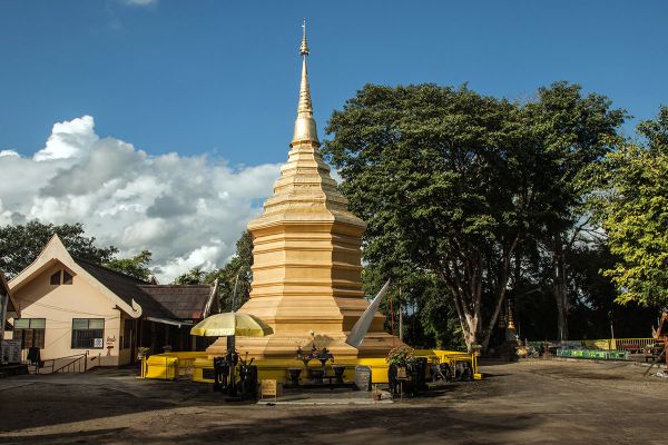 Wat Phra That Doi Chom Thong
