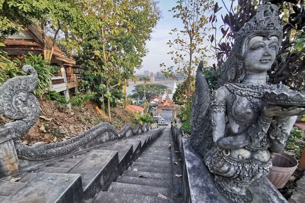 Wat Phra That Doi Pu Khao