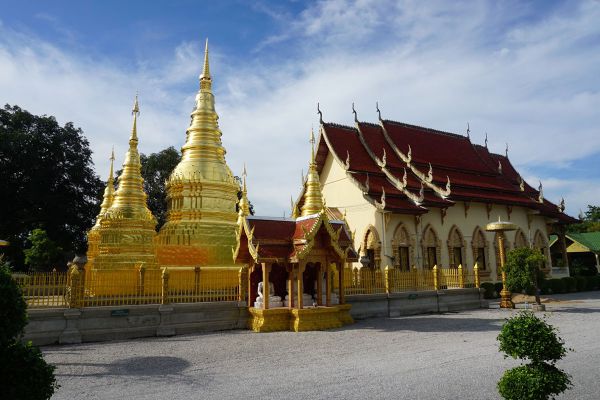 Wat Phrathat Ha Duang