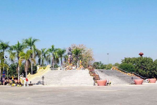 Pho Khun Pha Muang Memorial