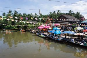 Pra Cha Rat Traditional Floating Market