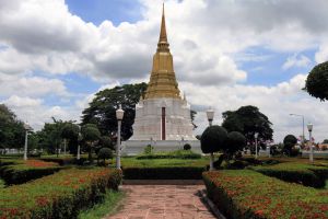 Phra-Chedi-Sisuriyothai-Ayutthaya-Thailand-001.jpg