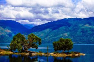 Singkarak-Lake-West-Sumatra-Indonesia-001.jpg