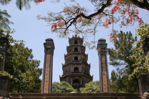 Thien-Mu-Pagoda-Hue-Vietnam-002.jpg