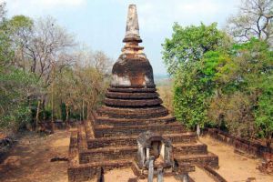 Wat-Khao-Phanom-Phloeng-Sukhothai-Thailand-02.jpg