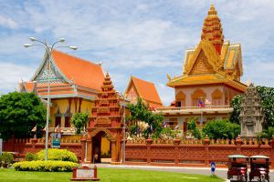 Wat-Ounalom-Phnom-Penh-Cambodia-001.jpg
