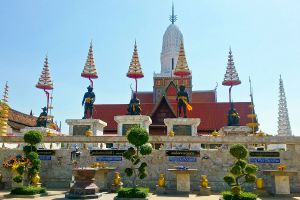 Wat-Phutthai-Sawan-Ayutthaya-Thailand-02.jpg
