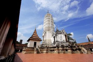 Wat-Ratchaburana-Ayutthaya-Thailand-02.jpg